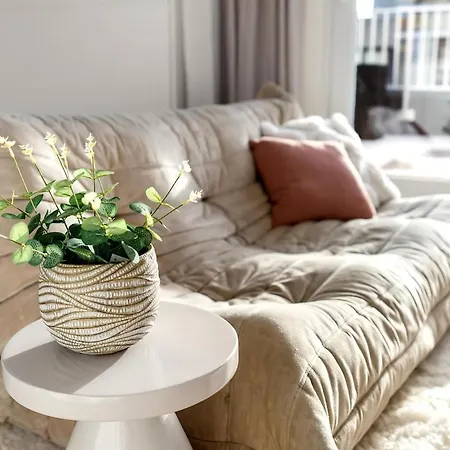 Trendy With Seaside Patio Apartment